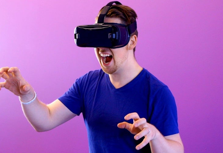 Homem utilizando um VR